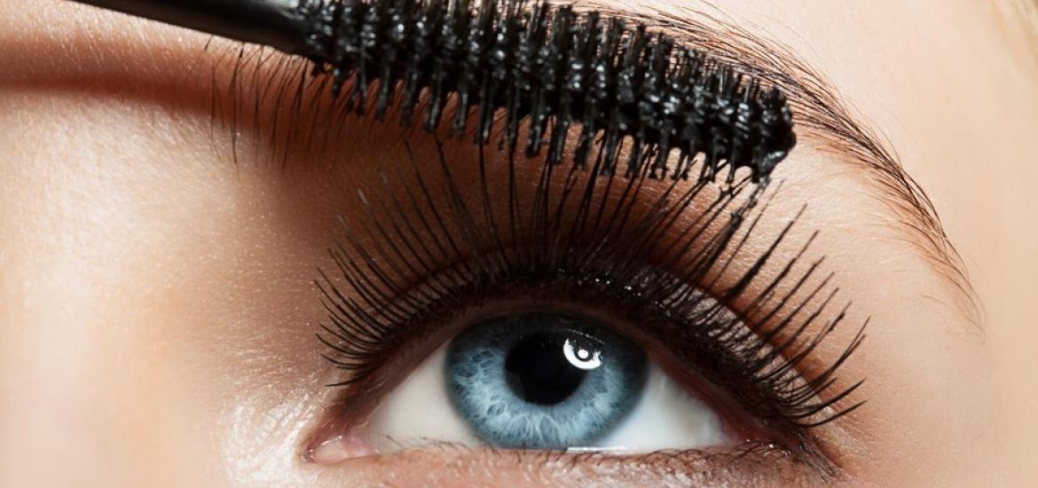 Mujer pintándose las pestañas