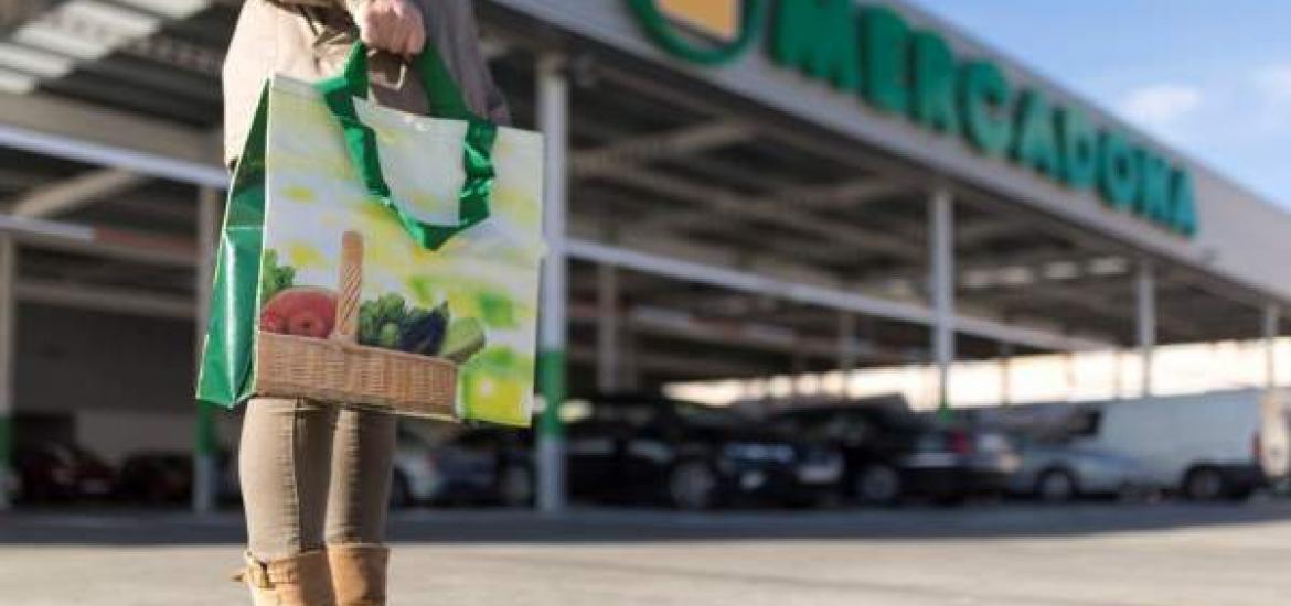 Mujer de compras en Mercadona