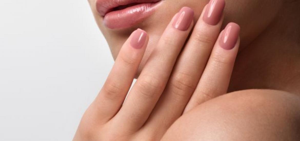Mujer con manicura rosa nude