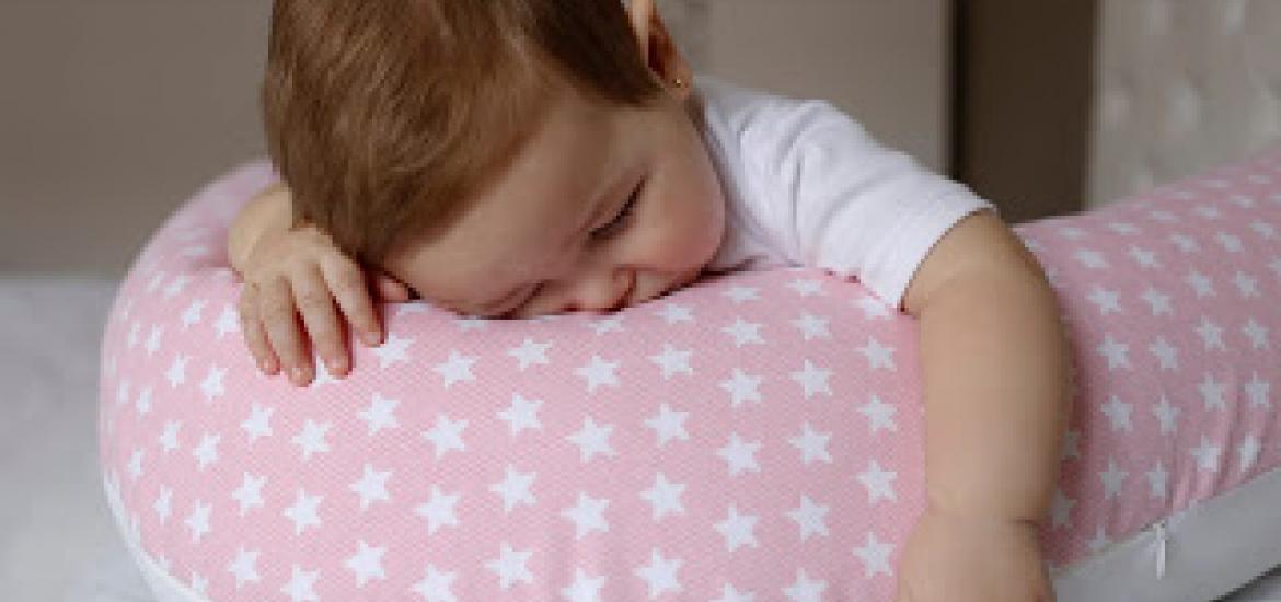 Cojín de lactancia materna y bebé durmiendo