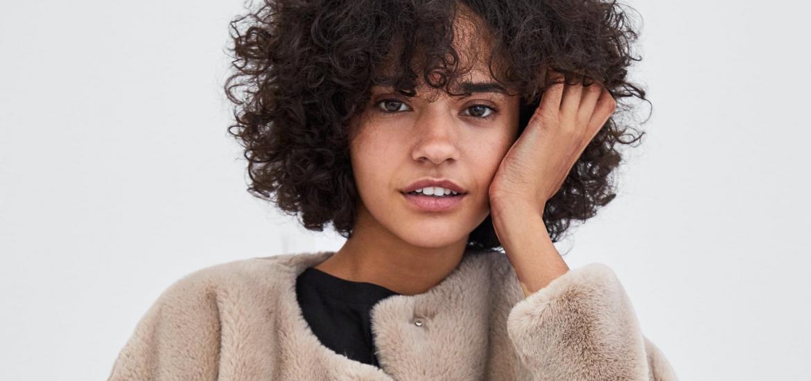 Modelo de Zara en la sección Special Prices