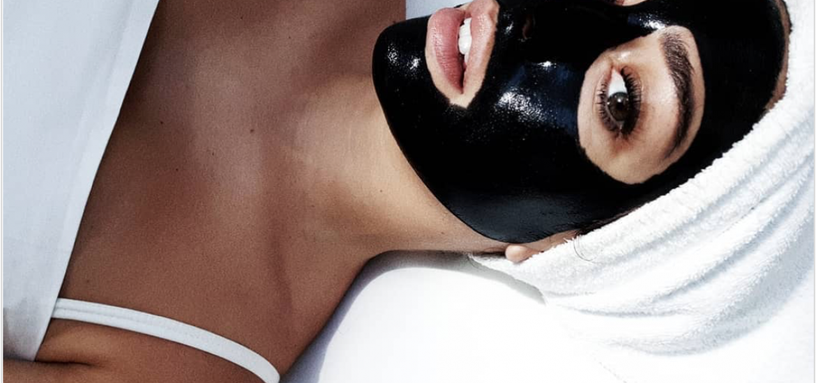 Blanca Suarez con la mascarilla de carbón activo