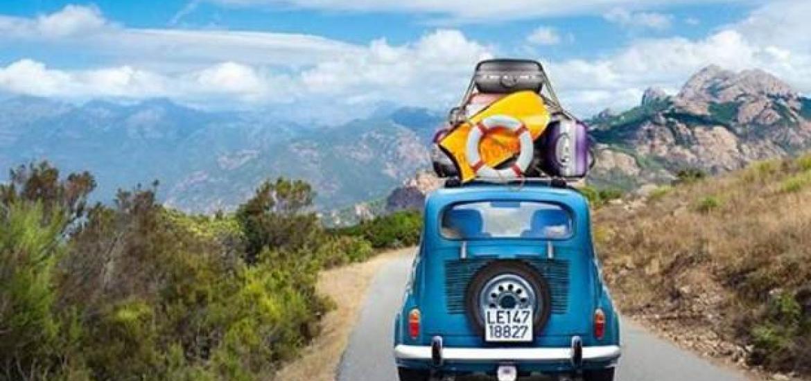 Coche cargado de maletas preparado para viajar 