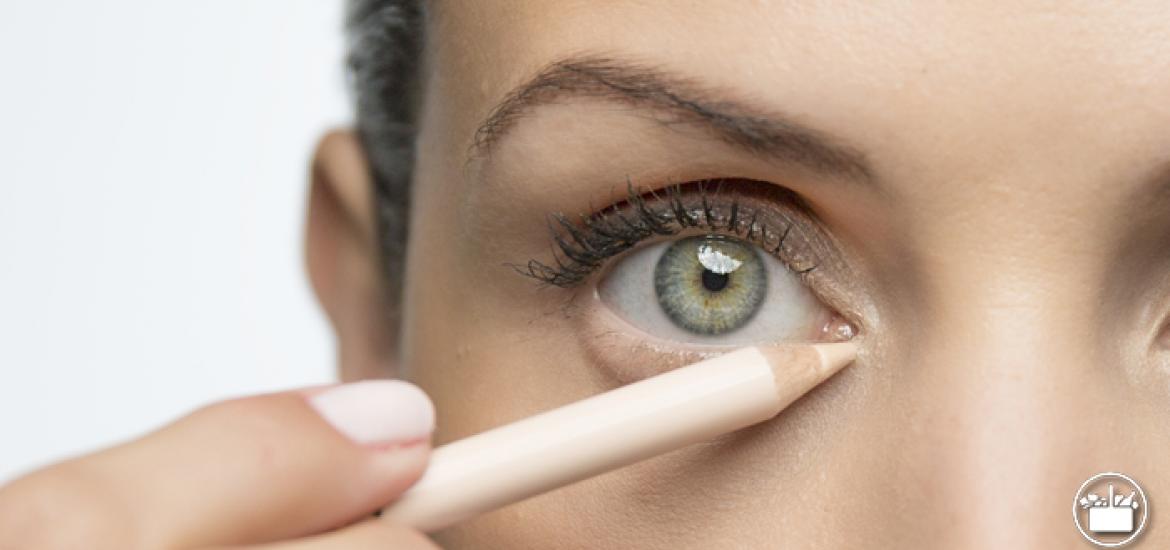 Mujer aplicando el nuevo lápiz de ojos de Deliplus