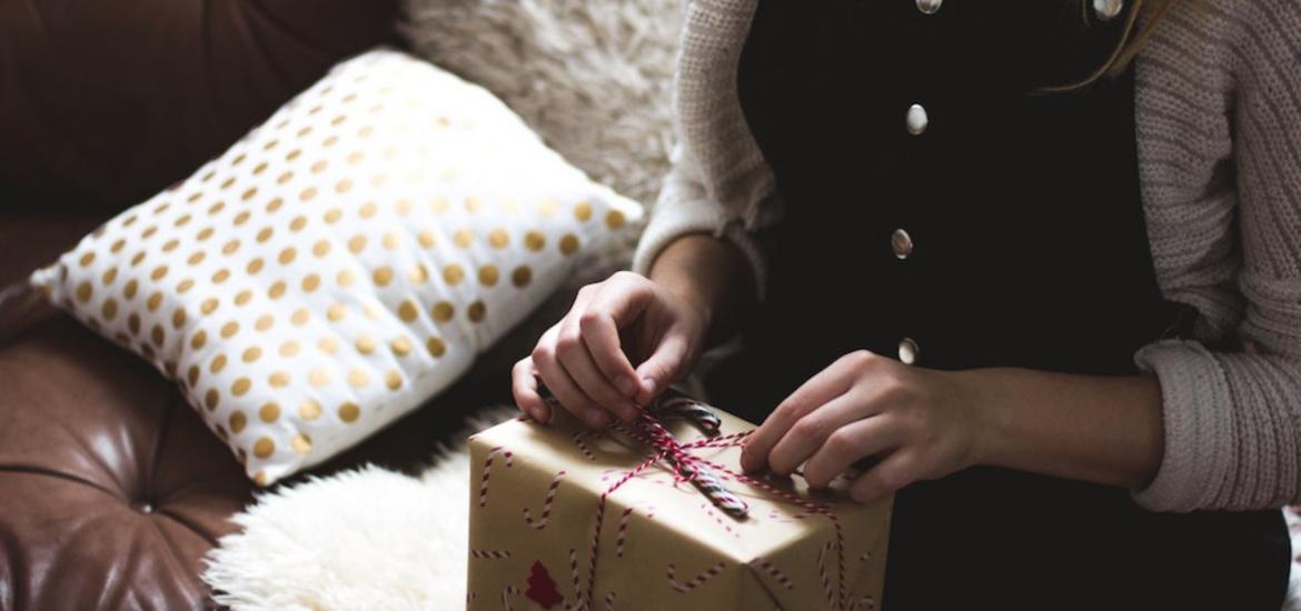 Mujer abriendo regalos de Navidad