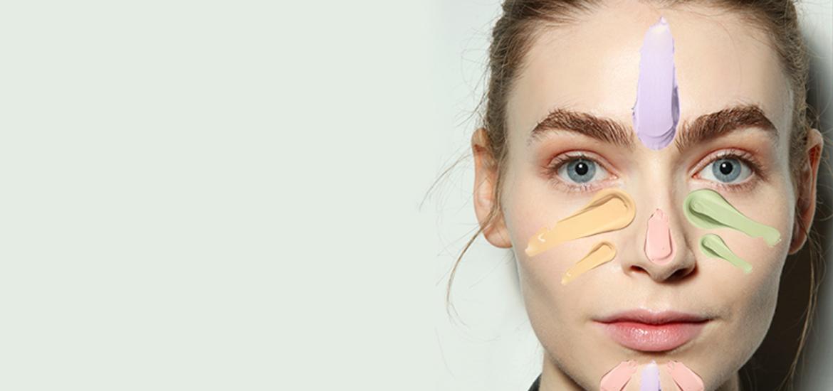 Mujer usando correctores para eliminar las ojeras e imperfecciones