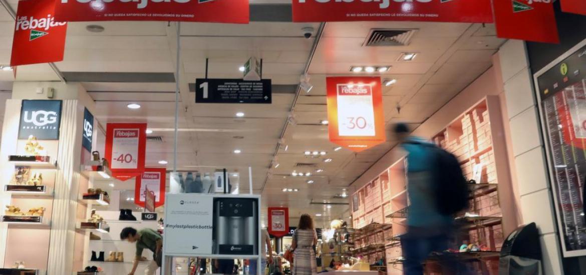 Carteles anunciando las rebajas El Corte Inglés