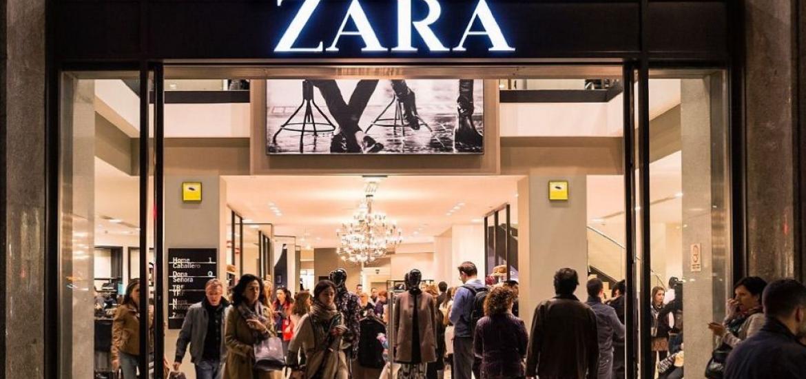 Tienda de Zara con mucha gente entrando