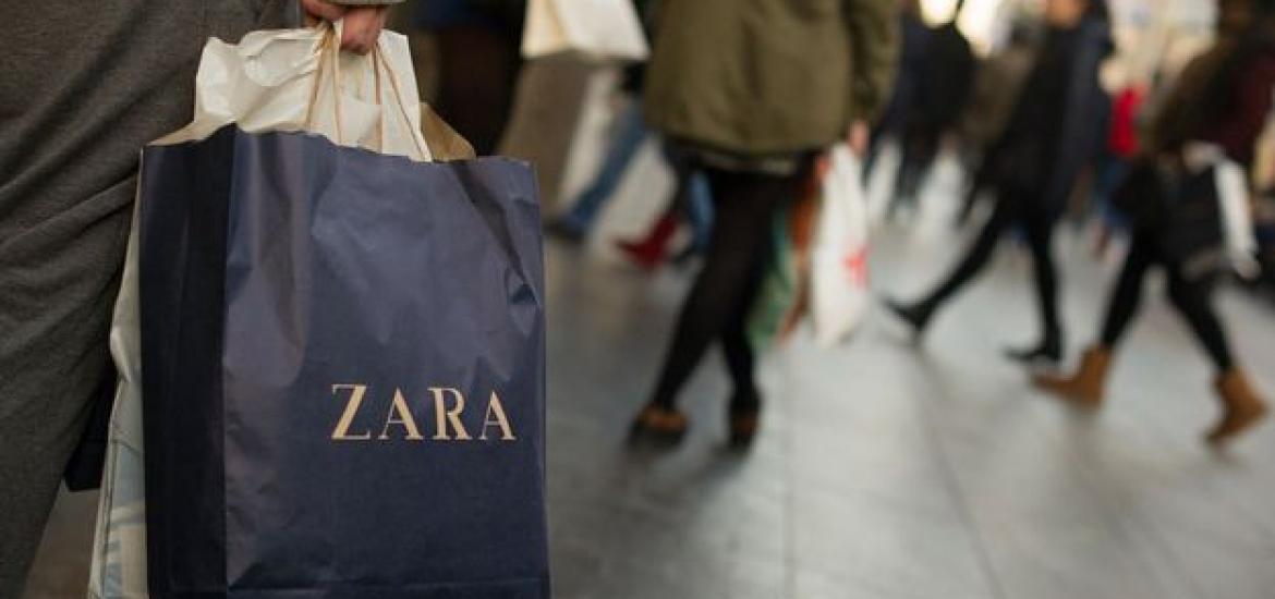 Bolsa de Zara por la calle