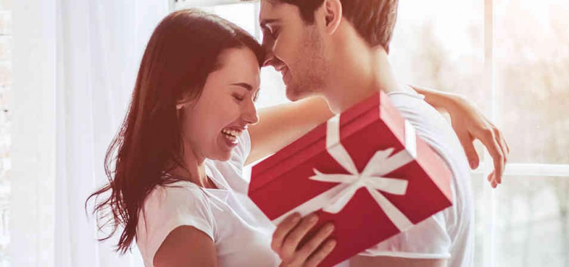 Pareja recibiendo regalos de San Valentín