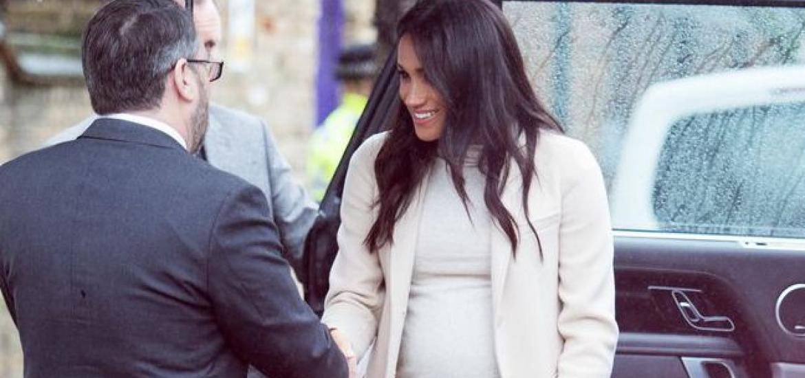 Megan acudiendo a un acto oficial con vestido de H&M