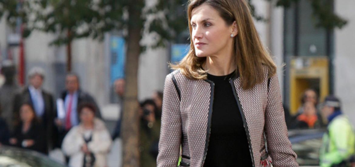 La Reina Letizia luciendo pantalones negros en su street style
