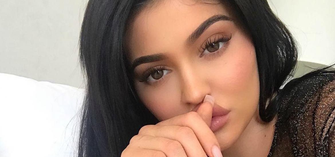 Kylie Jenner con cejas perfectas