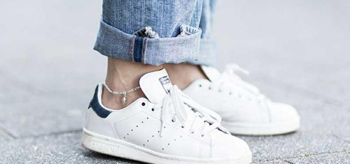 Street style con zapatillas Adidas