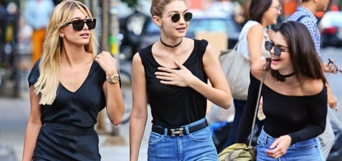 Modelos luciendo looks de street style