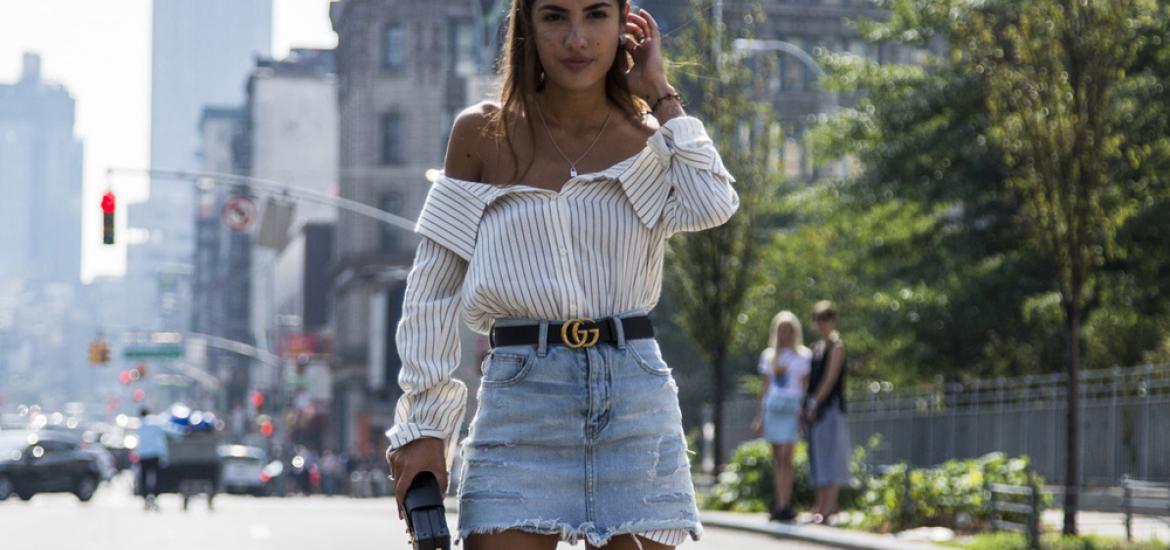 Mujer posando con minifalda vaquera