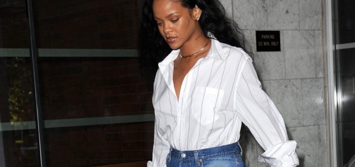 Rihanna luciendo una falda vaquera