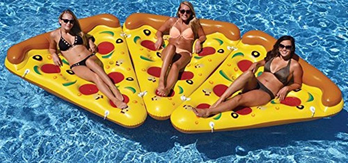 Flotadores con forma de porciones de pizza 