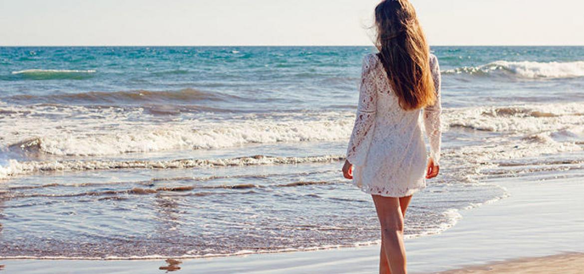 Imagen de una mujer en la playa en verano