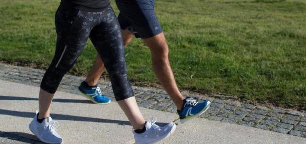 Dos personas  haciendo marcha deportiva