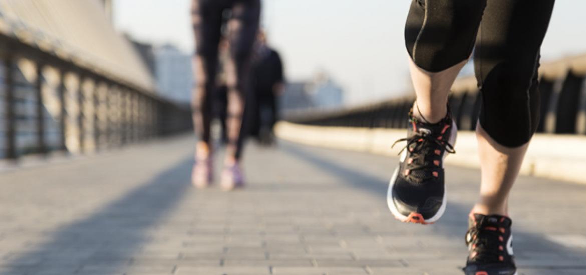 Mujer corriendo con deportivas