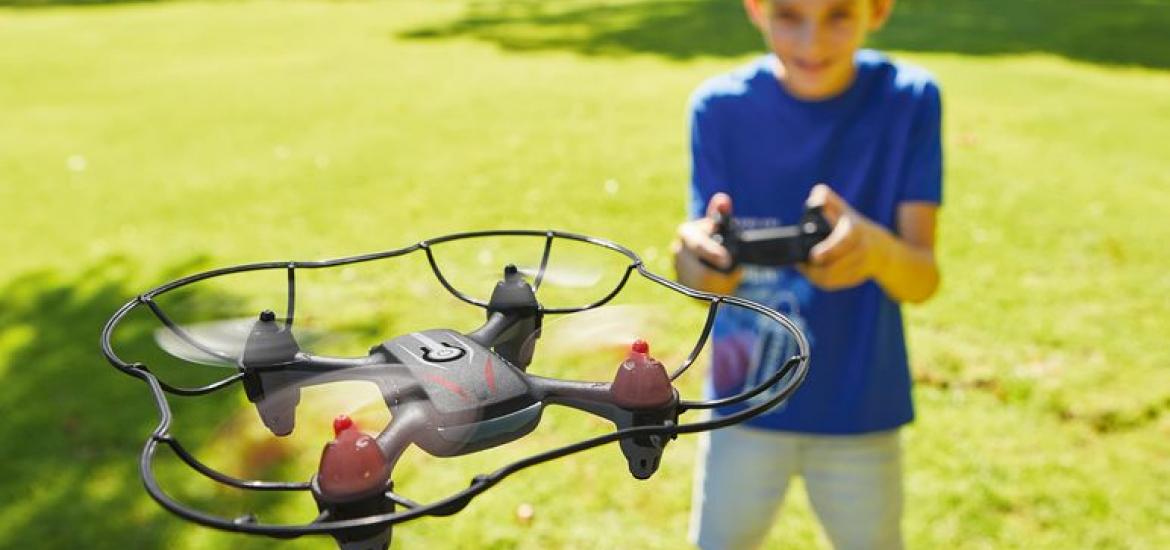 Niño jugando con un dron
