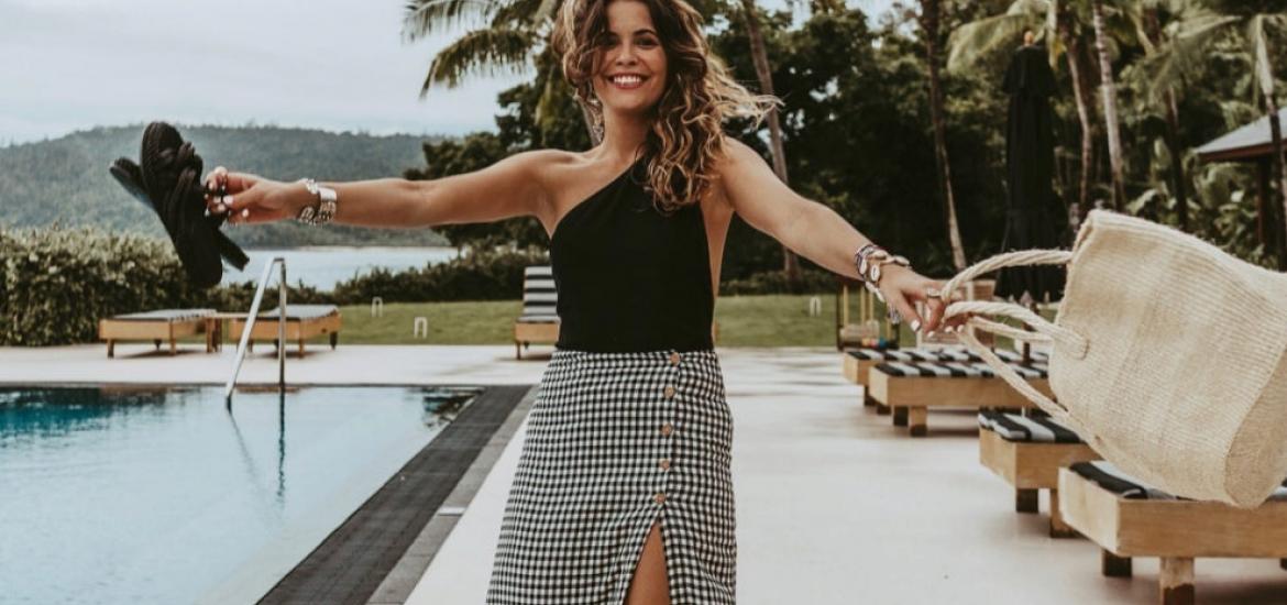 Mujer luciendo un bañador con estilo street style