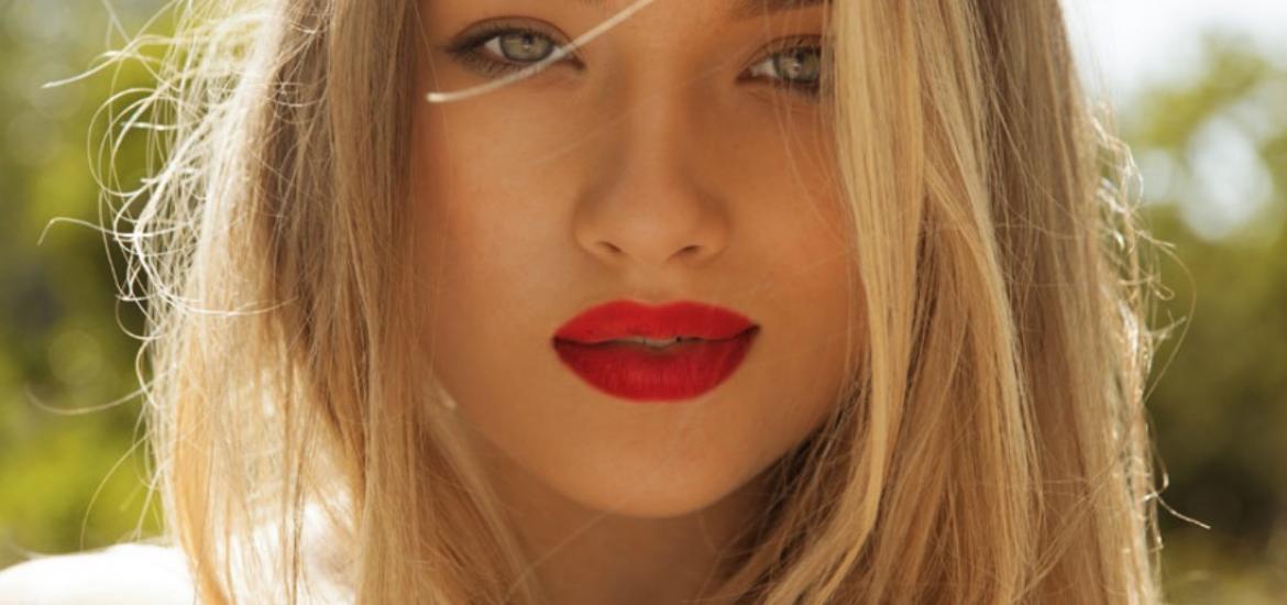 Mujer con un rubio natural