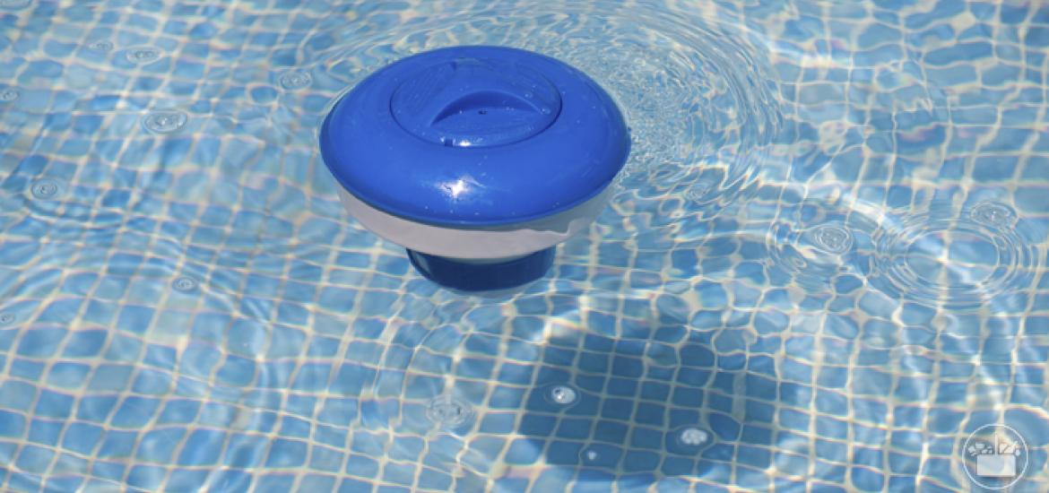 Agua de piscina con dosificador flotando