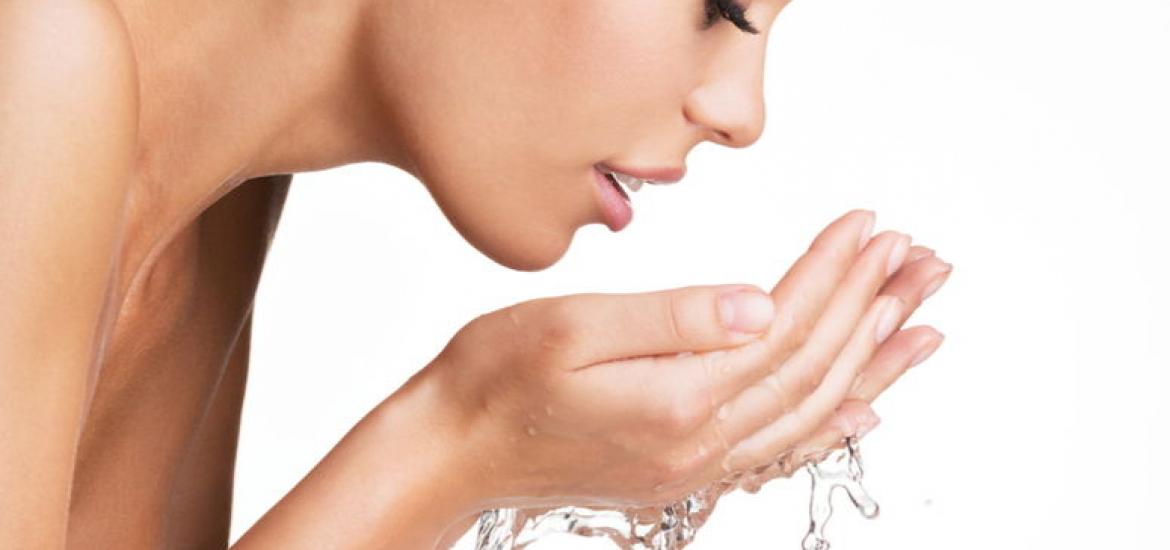 mujer lavándose la cara