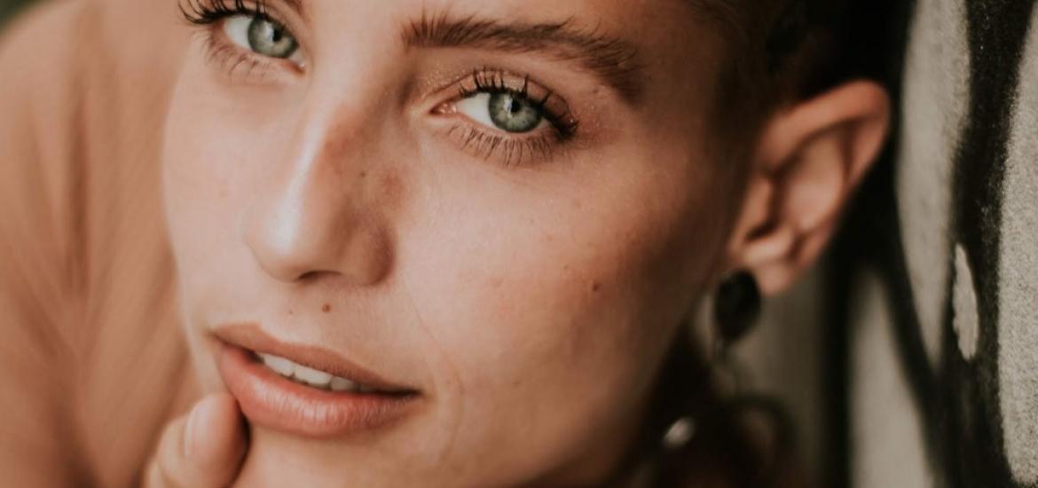 Mujer con piel tersa y joven 