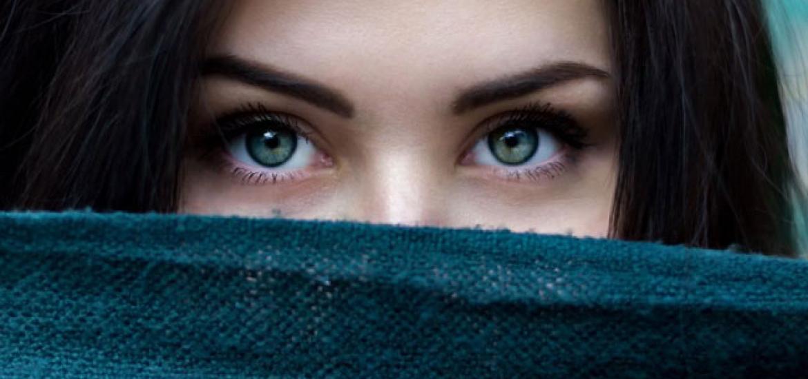 Mujer con pestañas super largas