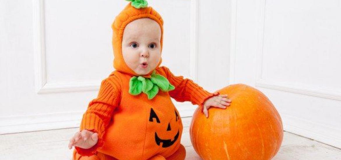 bebé disfrazado de calabaza