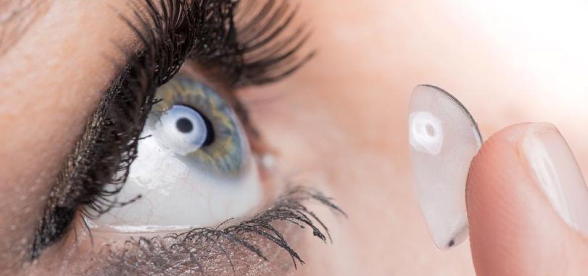 Mujer usando lentillas
