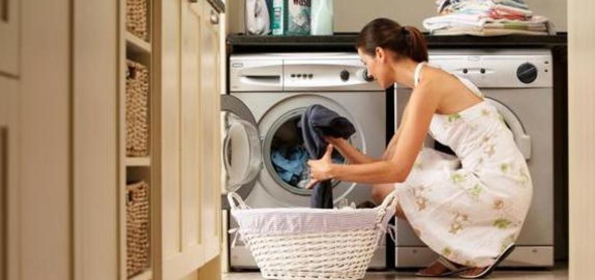 Mujer haciendo la colada