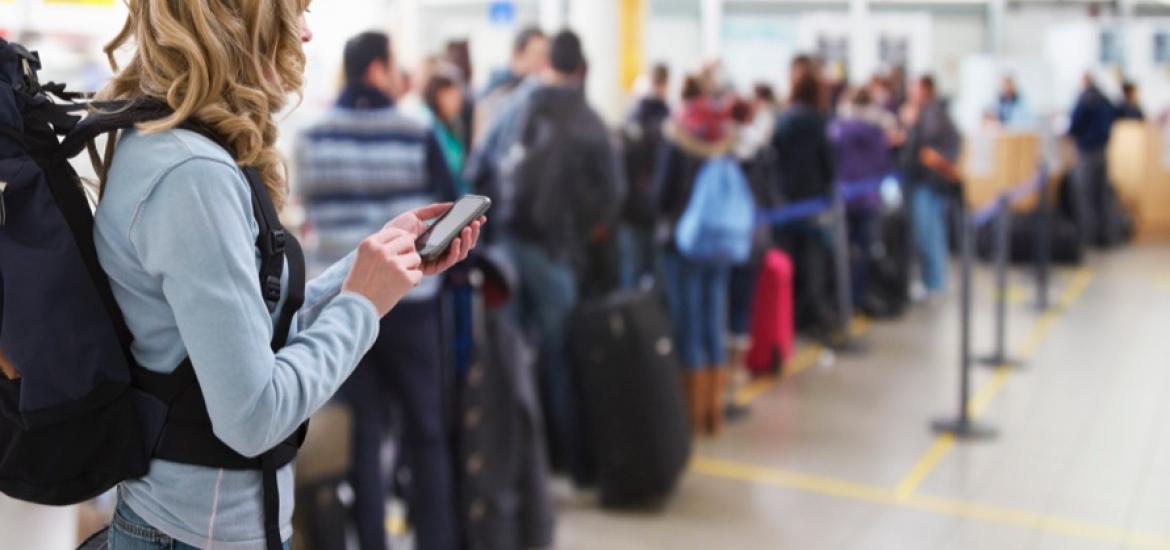 Viajera en un aeropuerto