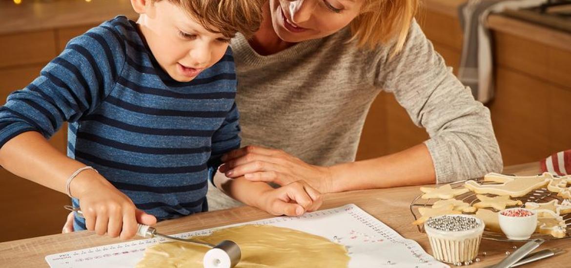 Niño haciendo repostería