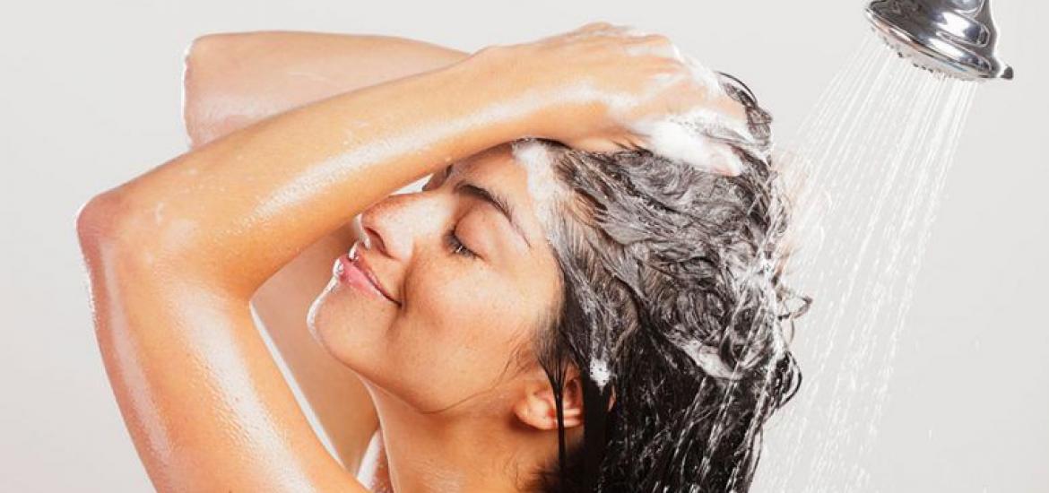 Mujer lavándose el pelo en la ducha