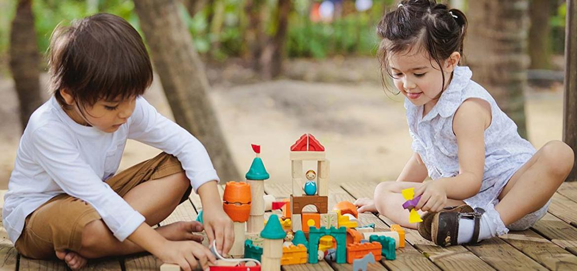 Niños con juguetes sin género