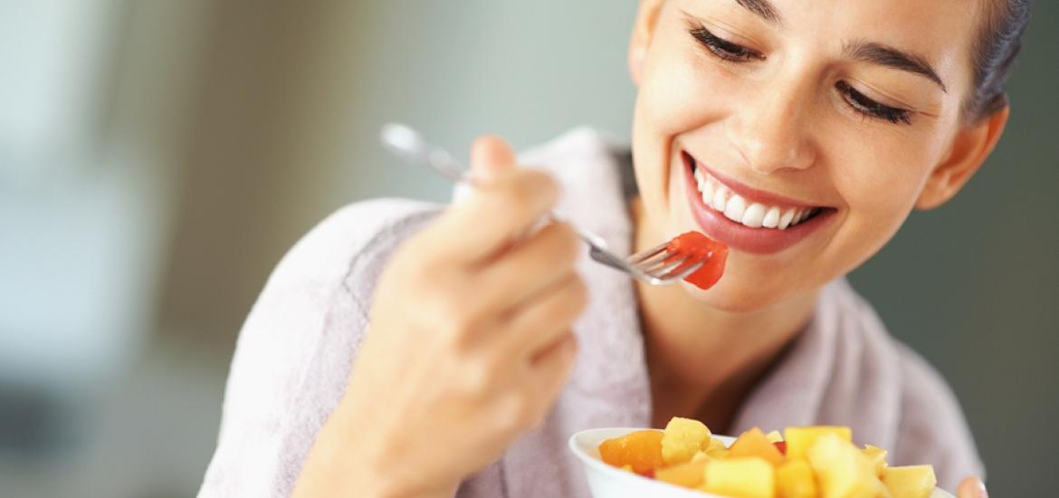 Mujer realizando ayuno intermitente