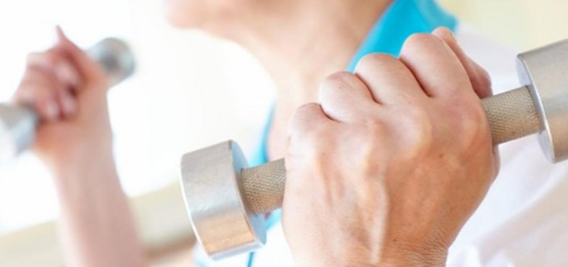 Mujer haciendo pesas