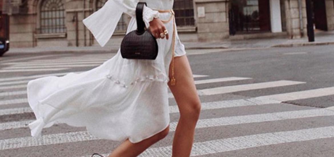 Street style con bolso pequeño