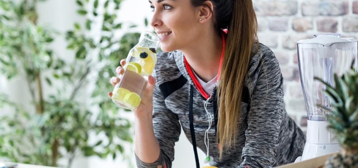 Mujer comiendo sano