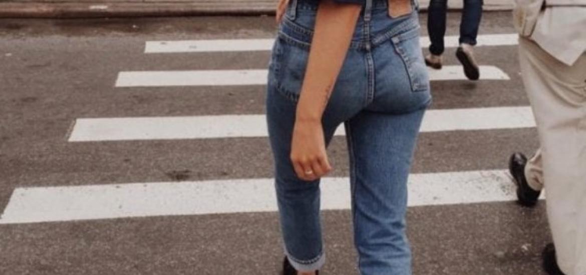 mujer luciendo Levis en su street style