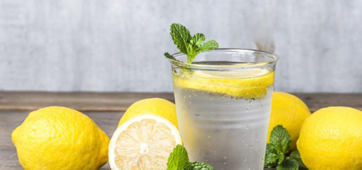 Agua con limón