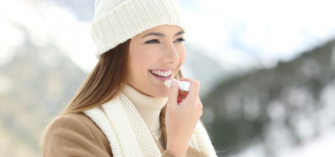 Mujer usando bálsamo labial