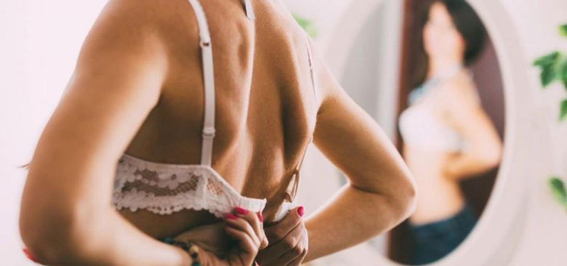 Mujer abrochándose el sujetador