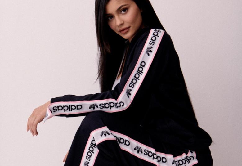 Kylie Jenner posando para adidas