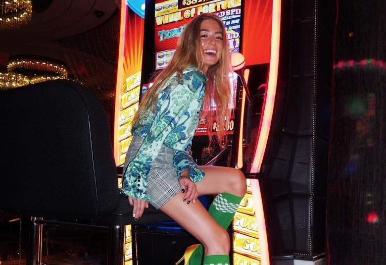 Influencer luciendo falda tartán