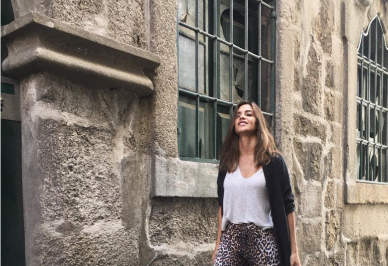 Sara Carbonero en una de sus publicaciones de Instagram luciendo pantalones de Calzedonia